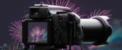 fotocamera che fotografa fuochi d'artificio