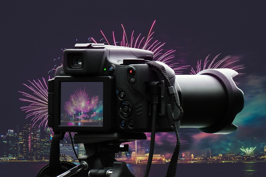 fotocamera che fotografa fuochi d'artificio