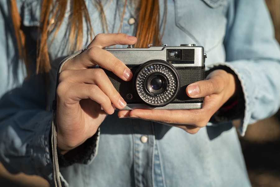 fotografo-vista-frontale-con-la-macchina-fotografica