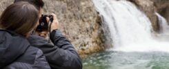 coppia che fa una fotografia ad una cascata